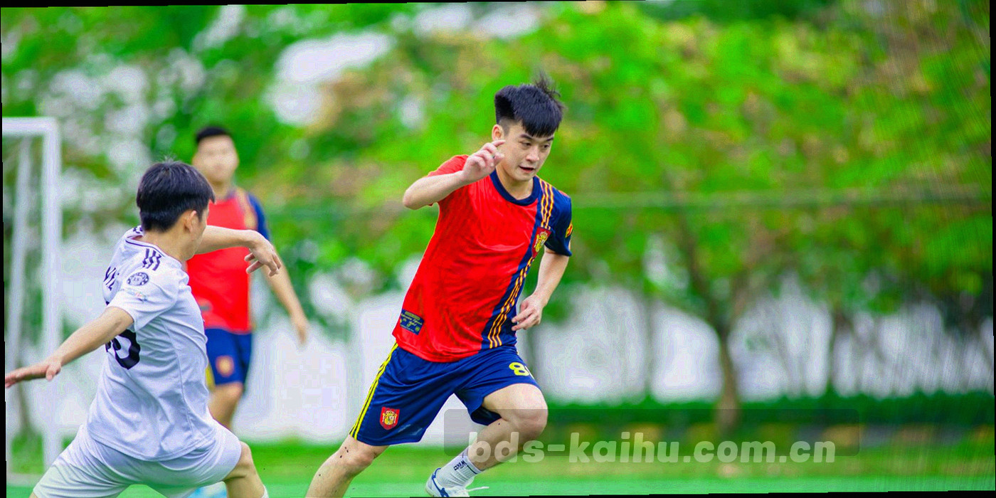 夜间赛场看台与灯光轨道的虚化画面，前景留出大片深色空间